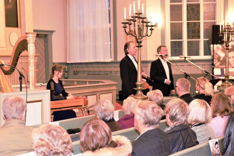 Lasse Riutamaa ja Reijo Ikonen laulavat Nurmijärven kirkossa