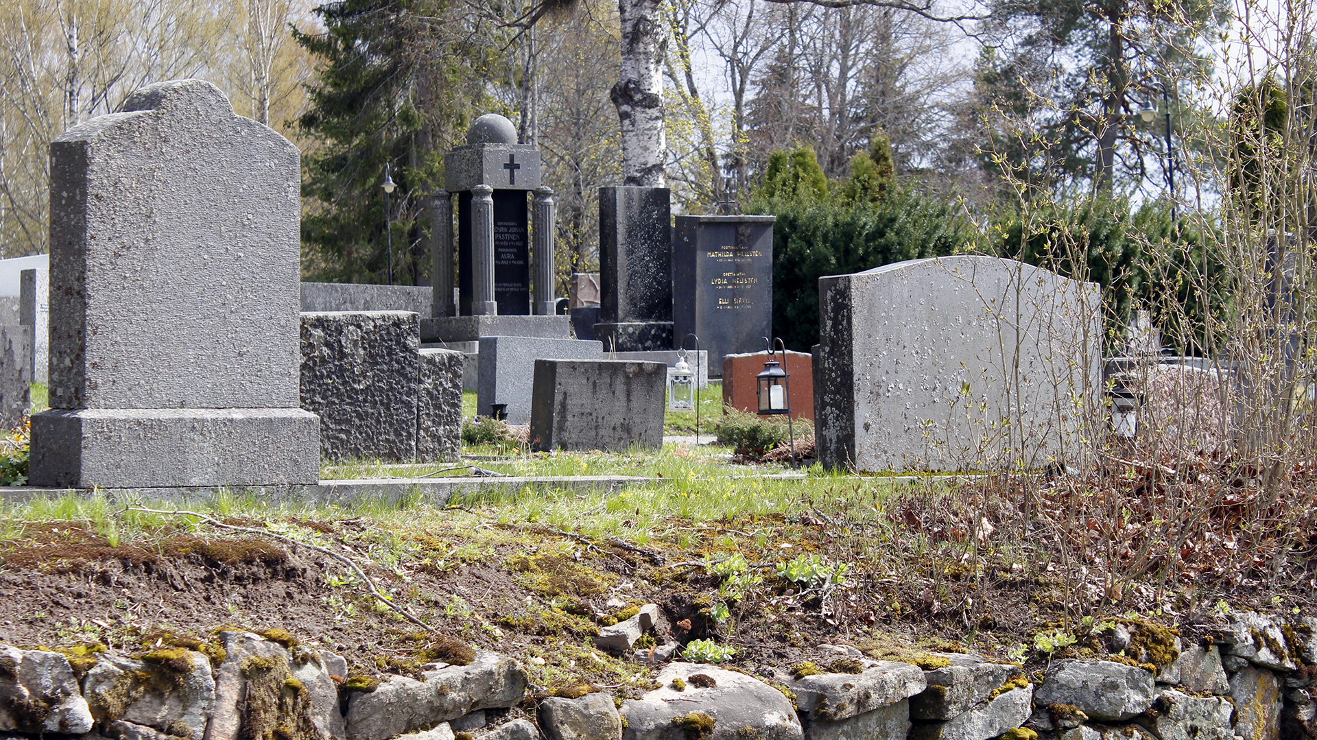Nurmijärven hautausmaalla on myös vanhoja hautoja 1800-luvulta.