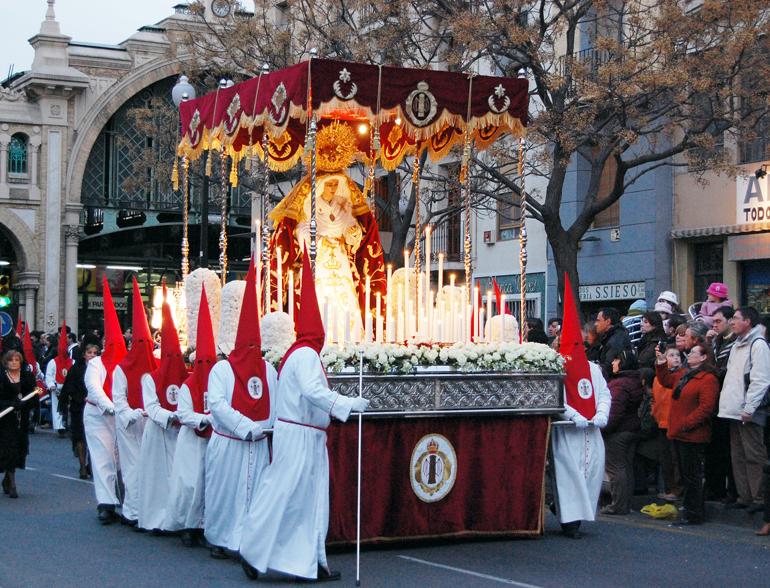 Espanjan Andalusiassa pyhän viikon Semana Santa -kulkueiden korkeat ja värikkäät päähineet ovat symboli katumuksesta.