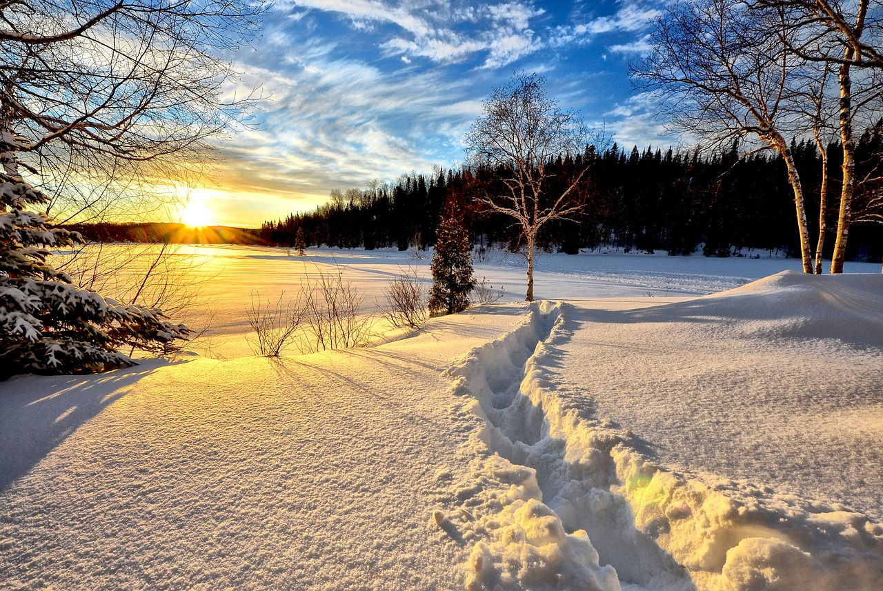 Talvinen maisema auringonlaskun aikaan