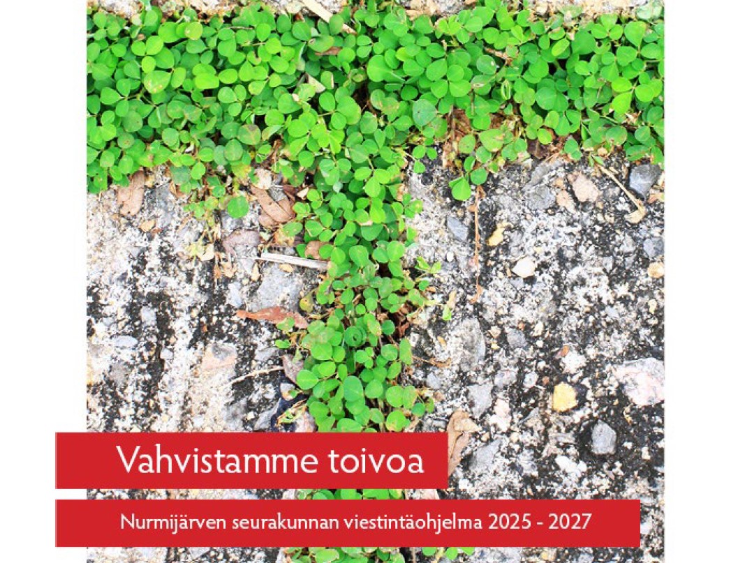 Nurmijärven seurakunnan viestintäohjelman kansikuvassa risti, joka on muodostunut vihreistä lehdistä