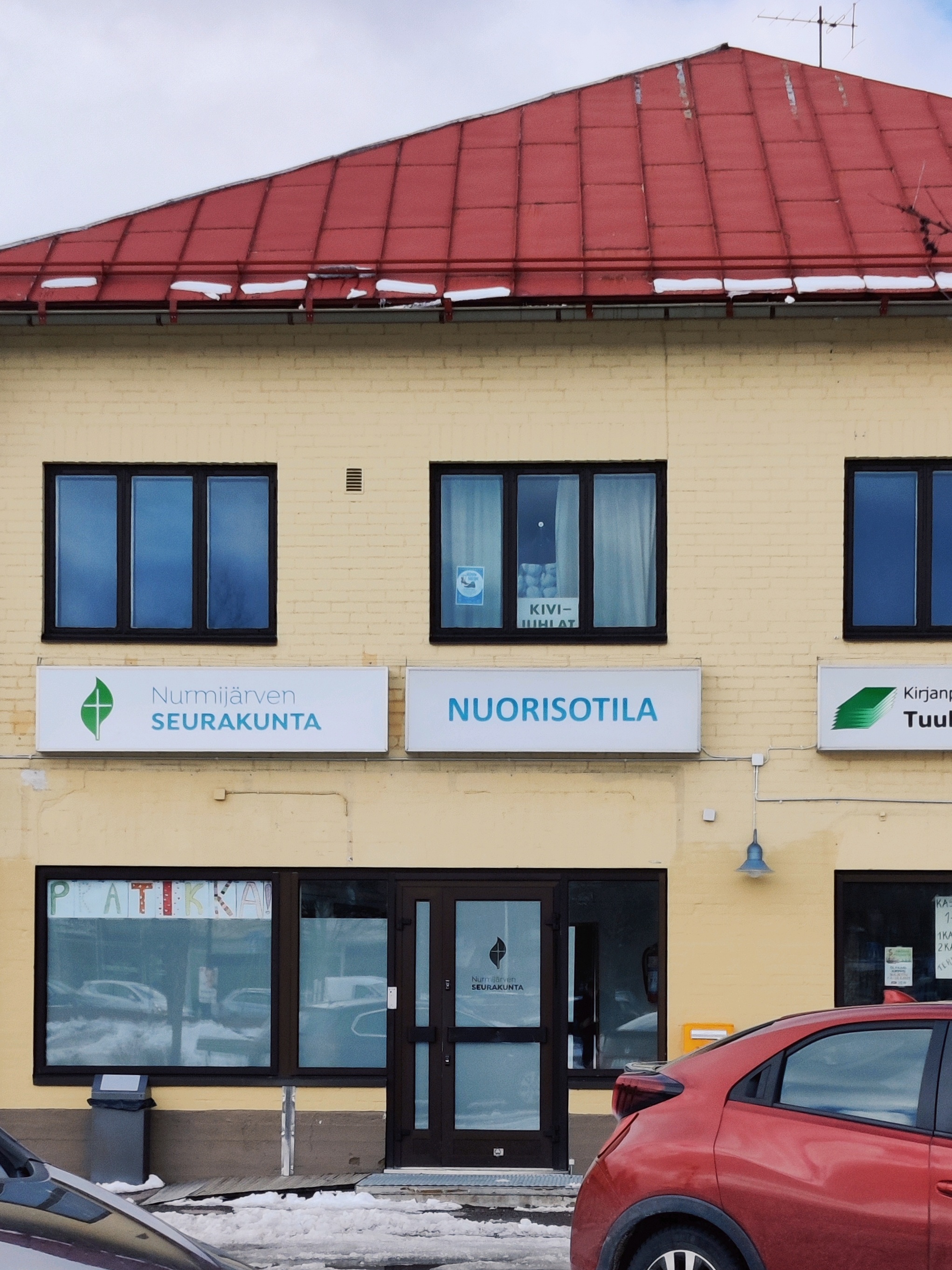 Nuorisotila Pratikka Ulkokuva Nurmijärven nuorisotilasta. Tila sijaitsee kaksikerroksisessa tiilitalossa Nurmijärven torin laidalla.