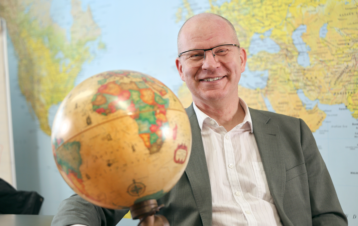 Mikko Matikainen karttapallon ääressä