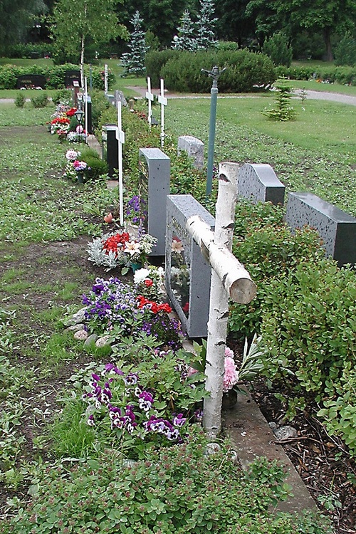 Nurmijärven hautausmaa kesäasussaan