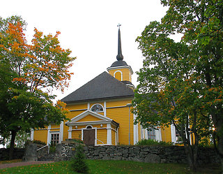 Nurmijärven kirkko ulkoa kuvassa , kirkko on keltainen puinen kirkko