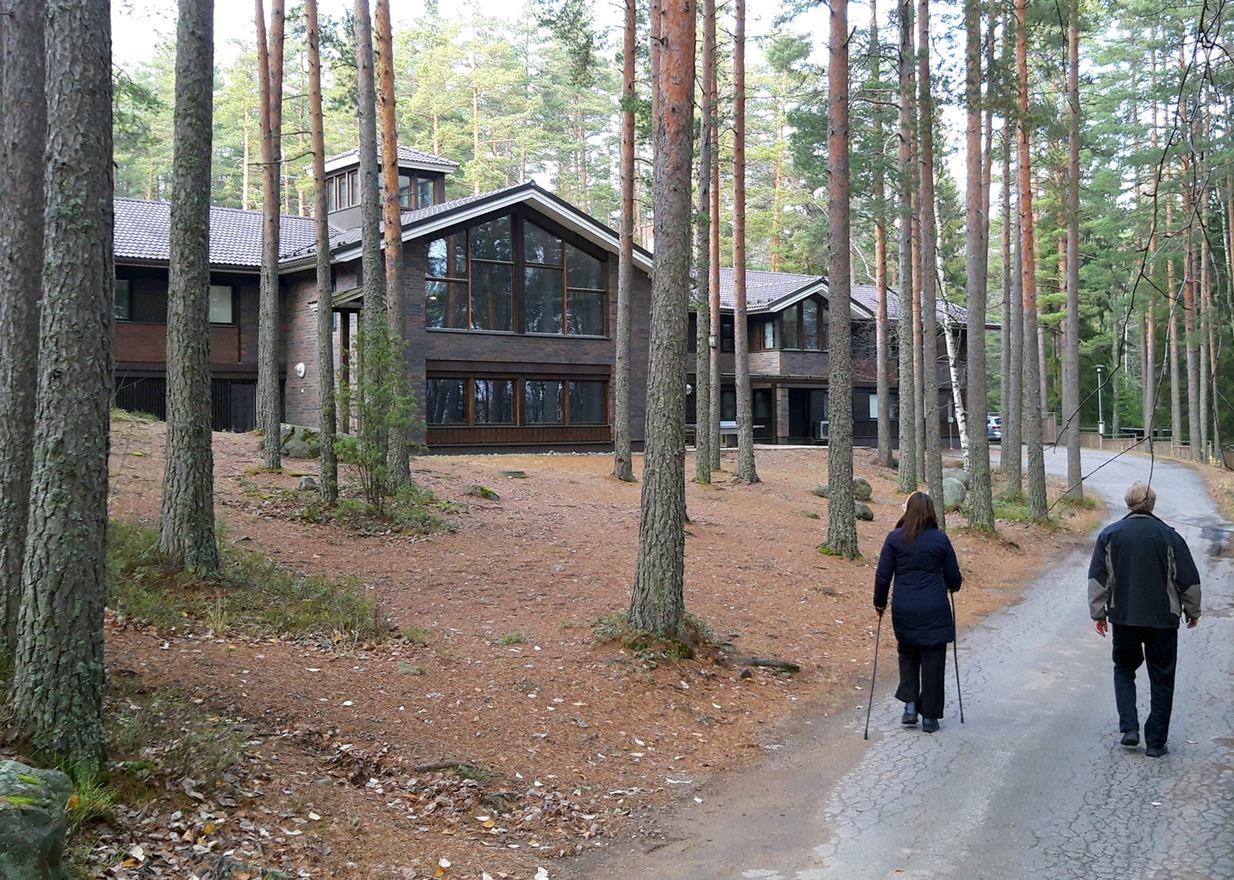 Leirikeskuksen päärakennus on harjakattoinen, punatiilinen rakennus.