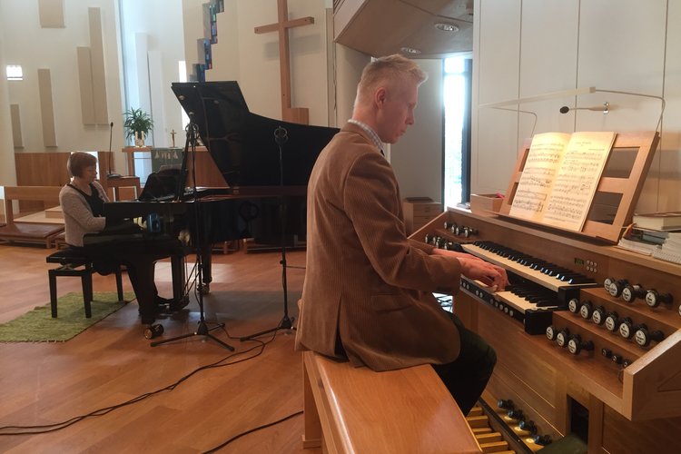 Unohdettu myöhäisromantikko: Richard Stöhrin musiikkia uruille ja pianolle Unohdettu myöhäisromantikko: Richard Stöhrin musiikkia uruille ja pianolle