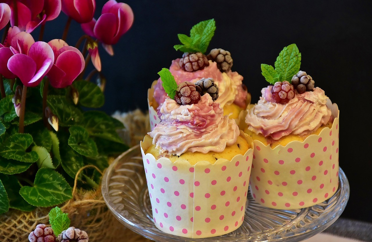 Kuvassa herkullisia muffinsseja marjaisalla kuorrutteella