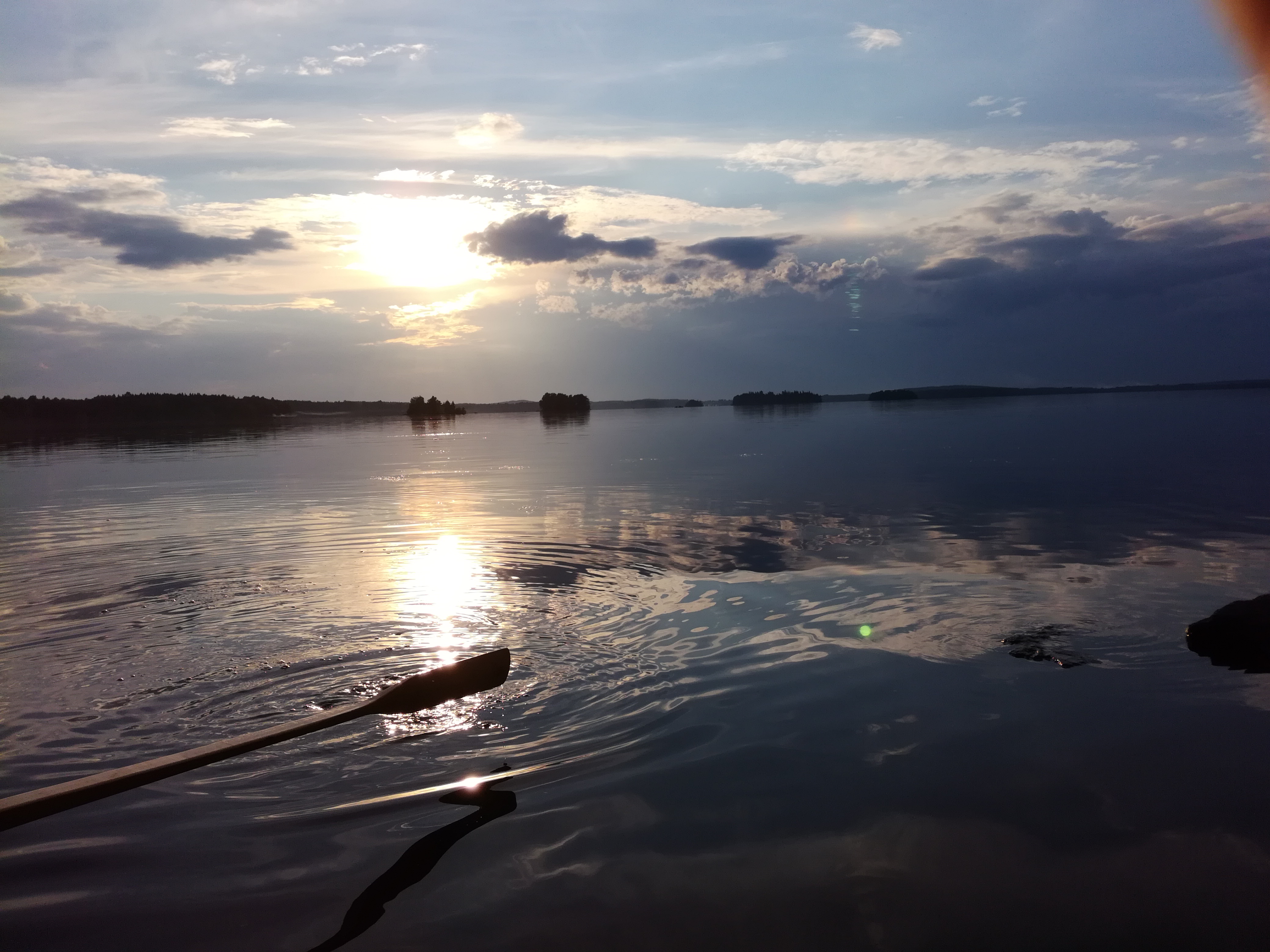hiljentymistä järven rannalla
