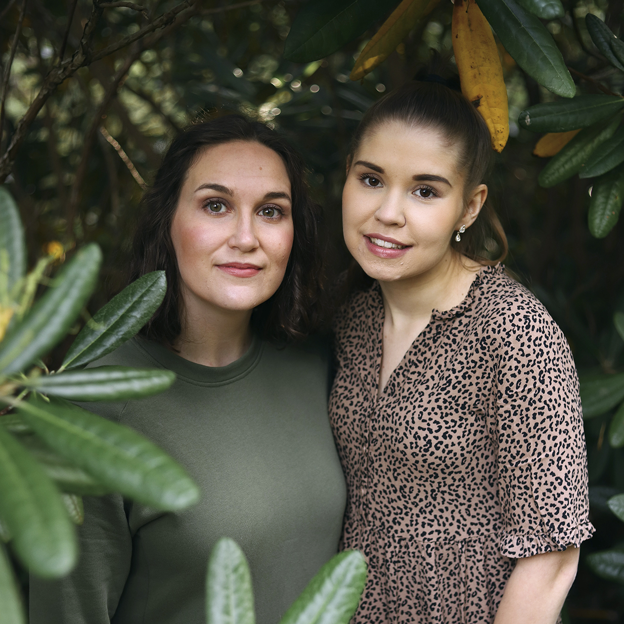Gospelduo Innean jäsenet vierekkäin viherkasvien keskellä.