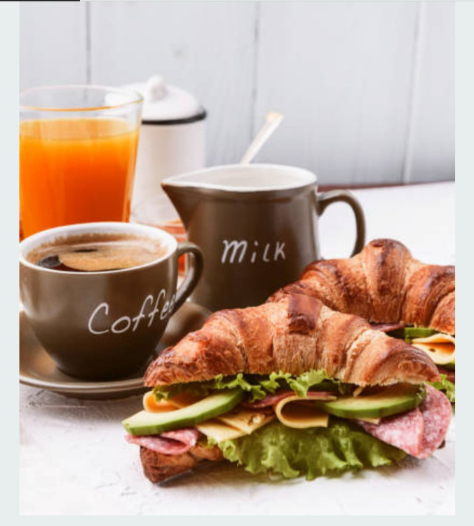 Eläkeläisten kerho Herkullinen aamiainen kahvilla ja croissanteilla