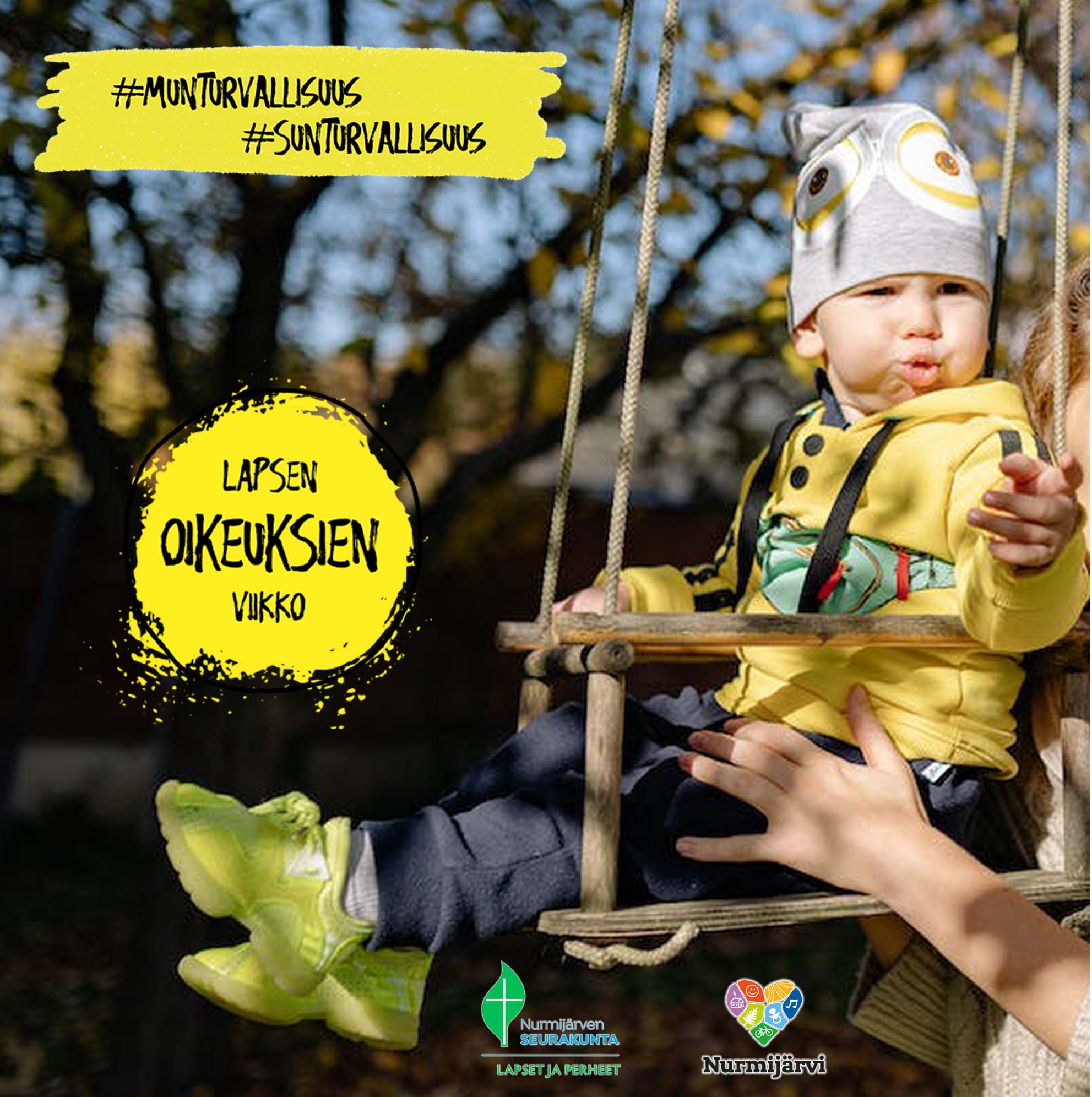 Pieni lapsi istuu keinussa. Kuvassa myös Nurmijärven seurakunnan ja kunnan sekä Lapsen oikeuksien viikon logot.