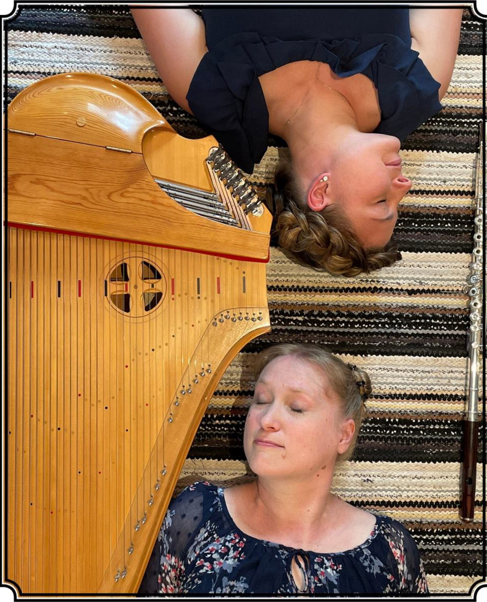Kaksi naista makaa silmät kiinni räsymatolla vieressään konserttikantele ja huilu.