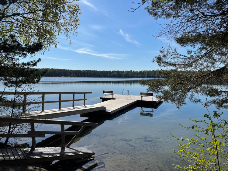 Perheiden ulkoilupäivä Sääksin leirikeskuksen laituri