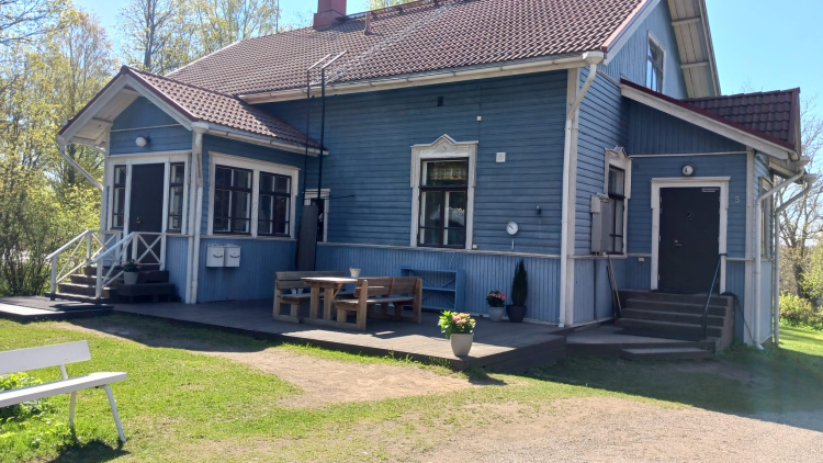 Kuuselan perhekerho Keväinen kuva Kuuselan pihalta.