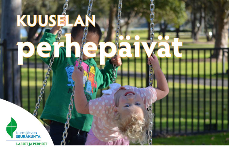 Kuuselan perhepäivät Lapset keinussa iloisella mielellä.