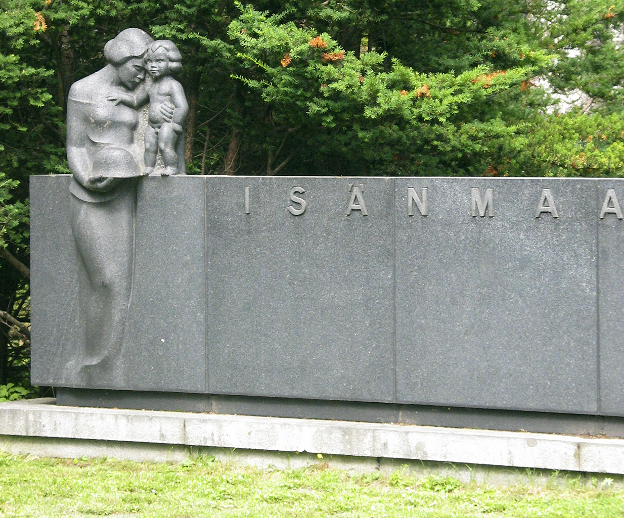 Rajamäen sankarihautausmaa Sankariahautausmaan muistomerkissä on lapsi ja äiti, joka pitää kädessään sotilaan kypärää.
