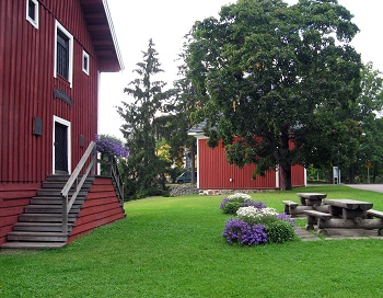 Museokahvila ja kellotapuli Nurmijärven kirkonmäellä