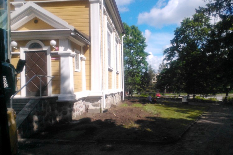 2706859_Kirkon marjakuuset pois_L.jpg