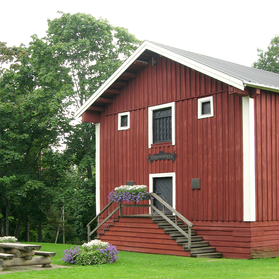Nurmijärven kirkon museokahvila ja tapuli ovat vanhoja, punamullan värisiä puurakennuksia.