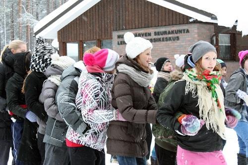 Nuoria ulkoilemassa leirikeskuksen edessä