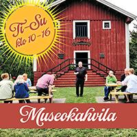 Museokahvila sijaitsee vanhassa, hirsirakenteisessa makasiinissa.