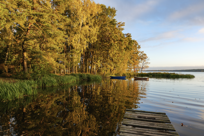 järven rantaa ja laituri