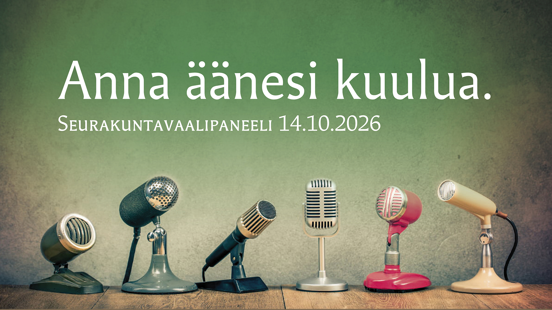 Vaalipaneelin mainos, jos kuusi mikrofonia pöydällä.